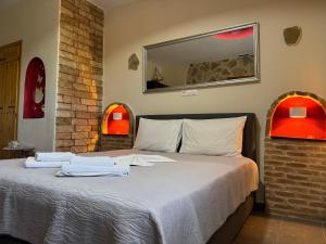 Postel nebo postele na pokoji v ubytování Aristos Apartments & Suites