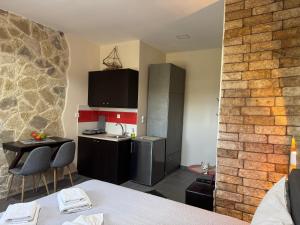 Kuchyň nebo kuchyňský kout v ubytování Aristos Apartments & Suites