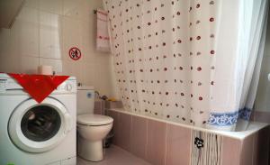 a bathroom with a washing machine and a toilet at Villa Athamanio - Suite in Athamanio