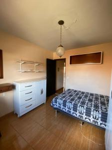 a bedroom with a bed and a dresser at Amplo APT próximo a lagoa/centro in Araruama +10 photos