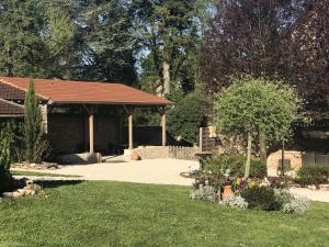Jardin de l'établissement Gîtes L'Art d'une Pause
