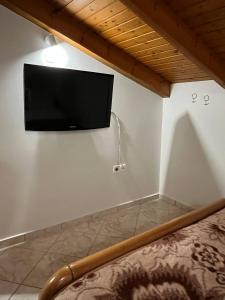 TV a/nebo společenská místnost v ubytování Akti Arcoudi
