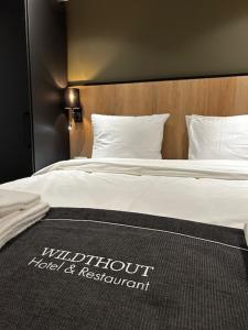 奥门Wildthout Boshuisjes en Appartementen的一张床位,位于酒店客房内,配有西德西德克斯床