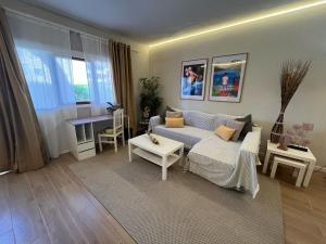 ein Wohnzimmer mit Sofa und Tisch in der Unterkunft Oasis del Puerto Spacious Premium Apartment in Puerto de la Cruz