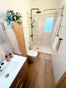 ein Badezimmer mit Toilette, Waschbecken und Dusche in der Unterkunft Oasis del Puerto Spacious Premium Apartment in Puerto de la Cruz + 13 Fotos