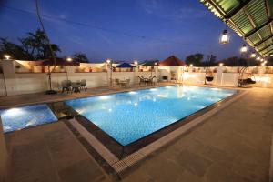 Krishna Resort Pushkar内部或周边的泳池