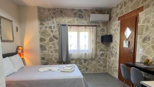 Postel nebo postele na pokoji v ubytování Aristos Apartments & Suites