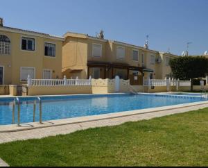 Bazén v ubytování Holiday Appartement villamartin nebo v jeho okolí