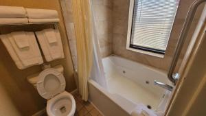 Koupelna v ubytování Four Sails Resort + 18 fotografií