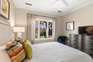 una camera da letto con un letto e una finestra di 115 Bufflehead Drive by Akers Ellis Rentals a Kiawah Island Altre 29 foto