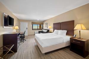 Postel nebo postele na pokoji v ubytování Best Western Cedar Inn