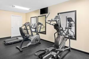 Fitness centrum a/nebo fitness zařízení v ubytování Best Western Cedar Inn