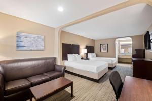TV a/nebo společenská místnost v ubytování Best Western Cedar Inn