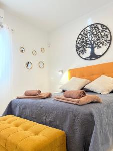 Ένα ή περισσότερα κρεβάτια σε δωμάτιο στο Casa Palmita En Violante +36 φωτογραφίες