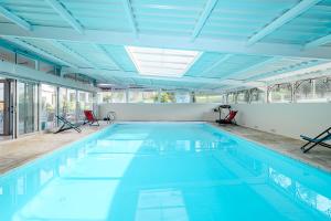 Πισίνα στο ή κοντά στο Villa Luxueuse avec Piscine et Spa, Montfort L'Amaury