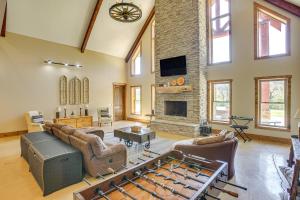 Χώρος καθιστικού στο Spacious Group Getaway Near Cumberland River!