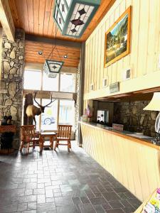 Кухня или мини-кухня в Newfound Lodge on the river
