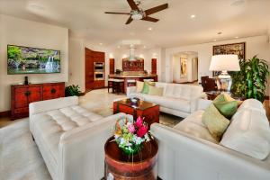 Posezení v ubytování Fabulous Floral Gardens Pool Villa G102! Private Plunge Pool, Large Yard, Sleeps 8!