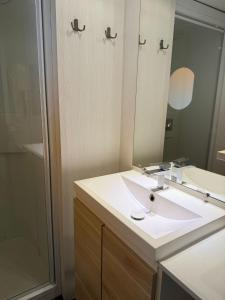 Koupelna v ubytování Harbers zonvakanties chalets met airco camping Leï Suves Roquebrune sur Argens