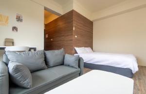 Uma cama ou camas num quarto em Shanding Shang Homestay