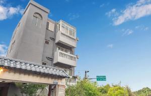 um edifício alto ao lado de uma rua em Shanding Shang Homestay em Dongshi
