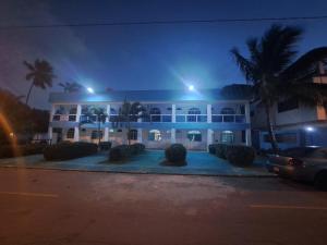 un grande edificio bianco con palme di notte di Cabrera 6 a Cabrera