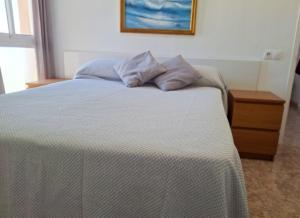 un lit avec deux oreillers dessus dans l'établissement Corinto, à Benalmádena