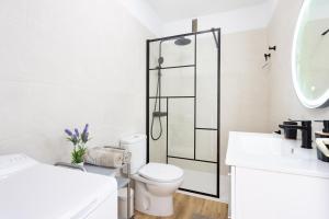 A bathroom at Seguro El Sol en Playa de la Arena