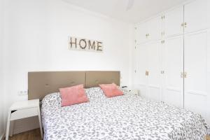 A bed or beds in a room at Seguro El Sol en Playa de la Arena
