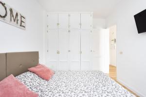 A bed or beds in a room at Seguro El Sol en Playa de la Arena