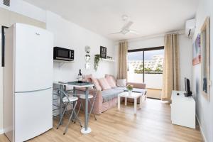 A television and/or entertainment centre at Seguro El Sol en Playa de la Arena