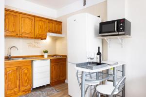 A kitchen or kitchenette at Seguro El Sol en Playa de la Arena