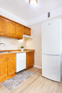 A kitchen or kitchenette at Seguro El Sol en Playa de la Arena