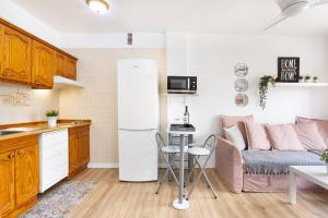 A kitchen or kitchenette at Seguro El Sol en Playa de la Arena