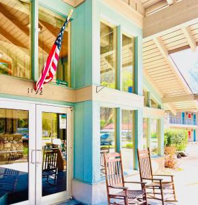 Патио или другая зона на открытом воздухе в Newfound Lodge on the river