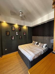 Katil atau katil-katil dalam bilik di Studio apartment by Stayease +10 gambar