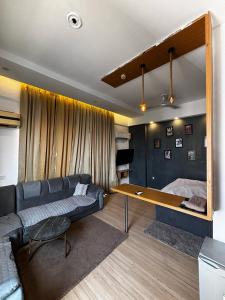 Ruang duduk di Studio apartment by Stayease