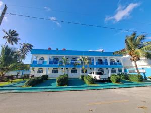 un grande edificio bianco con il tetto blu di Cabrera 6 a Cabrera