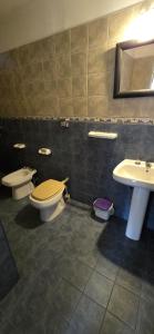ein Badezimmer mit zwei Toiletten und einem Waschbecken in der Unterkunft La Martina in Villa Carlos Paz