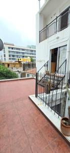 ein Balkon eines Gebäudes mit einer Terrasse in der Unterkunft La Martina in Villa Carlos Paz