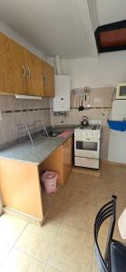 eine Küche mit einer Arbeitsplatte und einem Herd in der Unterkunft La Martina in Villa Carlos Paz