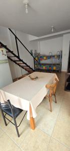 Bett in einem Zimmer mit Etagenbett in der Unterkunft La Martina in Villa Carlos Paz + 4 Fotos