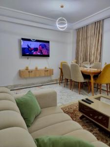 Χώρος καθιστικού στο Salon et 3 chambres meublées au jardin de carthage