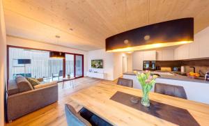 TV a/nebo společenská místnost v ubytování Urban-Apartmenthaus zwischen Berg und See