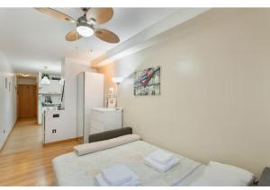 a living room with a couch and a ceiling fan at La Lajilla Arguineguin in Arguineguín +56 photos