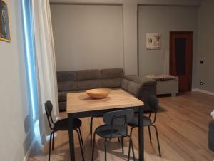 un salon avec une table et un canapé dans l'établissement Monsoleil, à Reggio de Calabre