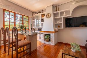a kitchen and living room with a fireplace at Villa Glicinia in Viveda