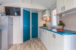 Kuchyň nebo kuchyňský kout v ubytování West Coast Mobilhome with XXL Terrace in Naturist Resort Solaris FKK