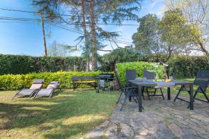 a group of chairs and tables in a yard at Villa Glicinia in Viveda