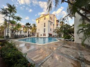 a house with a swimming pool in front of a building at Villa con Muelle Privado en Pueblo Viejo VIP INTER FIBRA in El Morro de Barcelona
